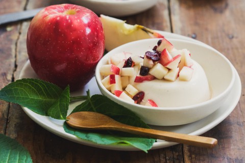 Panna cotta au yogourt grec avec relish de pommes SweeTango et canneberges