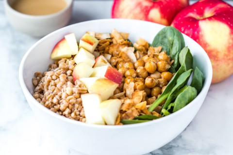 Bol végétalien de farro et de pommes avec vinaigrette tahini à l&rsquo;érable