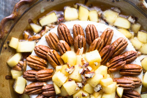 Brie au Four avec Pommes, Pacanes et Sirop d&rsquo;Érable