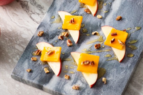 Bouchées aux pommes SweeTango et au cheddar
