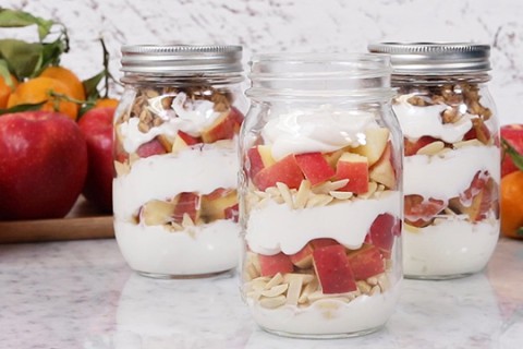 Parfaits-déjeuner aux pommes SweeTango et yogourt grec à préparer la veille